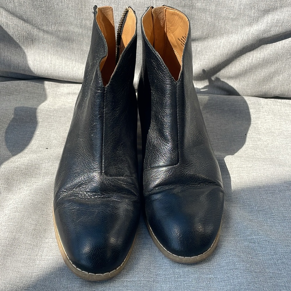 Nine West black leather boot